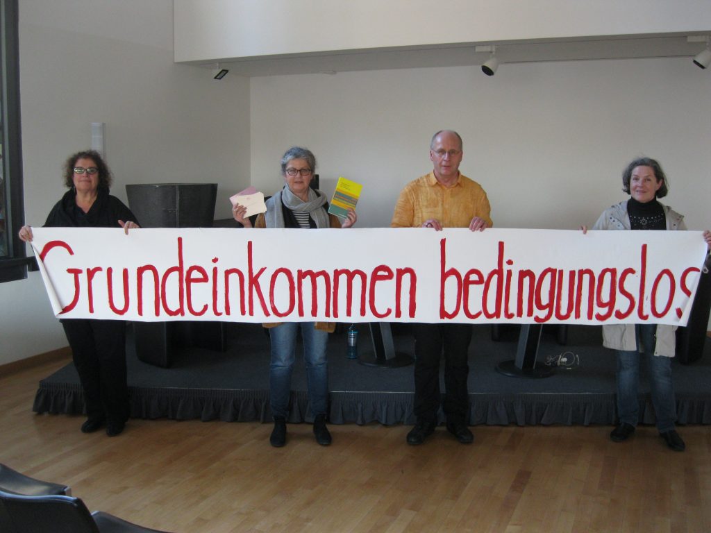 Vier Personen halten BGE Banner