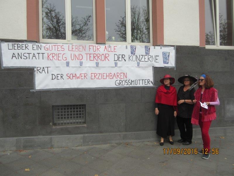 Drei Frauen vor Bannern gegen TTIP und CETA