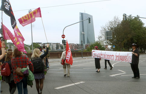 Demozug gegen TTIP und CETA mit der EZB im Hintergrund