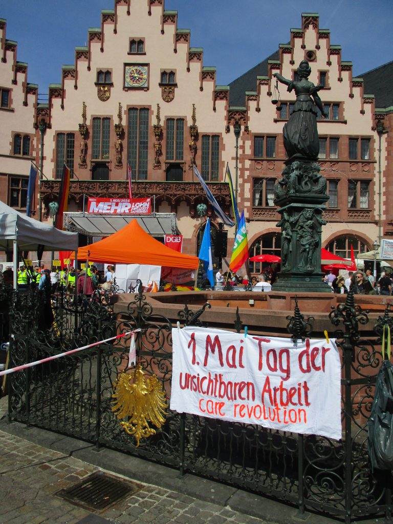 Banner vor dem Rathaus in Frankfurt mit der Aufschrift: 1. Mai - Tag der unsichtbaren Arbeit